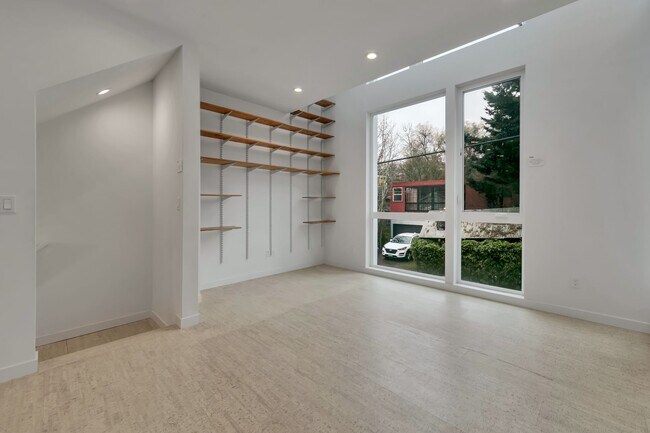 Building Photo - Modern 3BR Townhome with Rooftop Deck Near Downtown Seattle