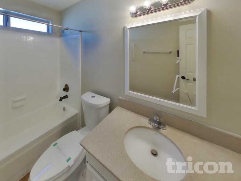 Building Photo - 10044 W Highland Ave