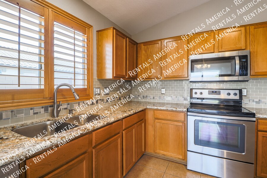 Building Photo - 2033 N Thunderbird Ave
