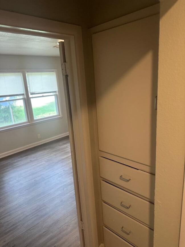 Building Photo - 3-Bed, 2-Bath Springdale Home with Split F...