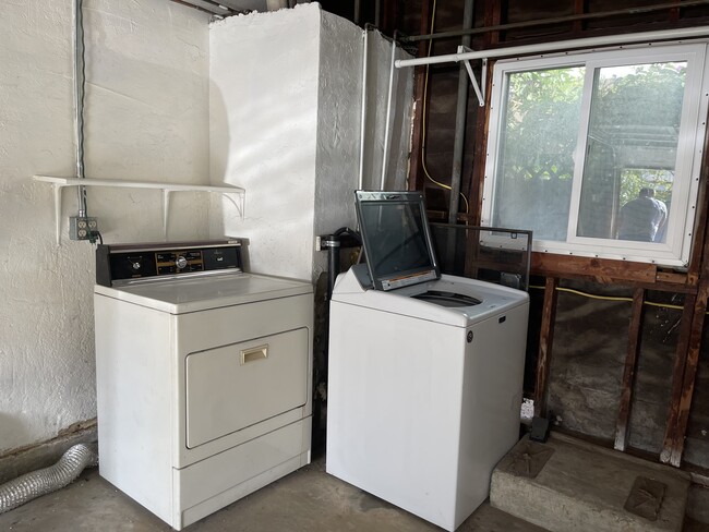 Washer dryer for use but not maintained or replaced if they break - 25409 Belle Porte Ave