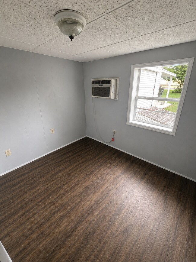 Building Photo - Cute 2BR/2BA HUGE ENCLOSED PORCH, Next to Stewart Middle, Tile Floors!