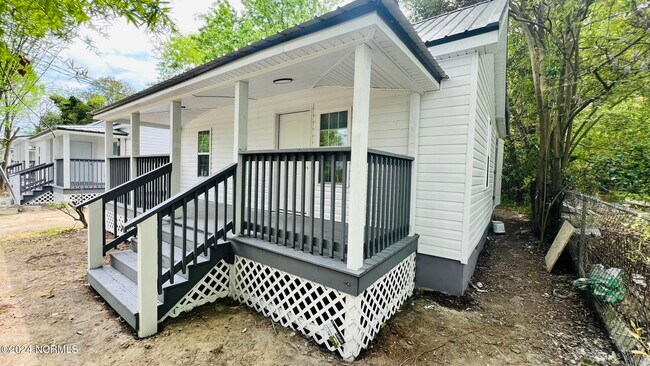 Building Photo - 112 E Dewey St