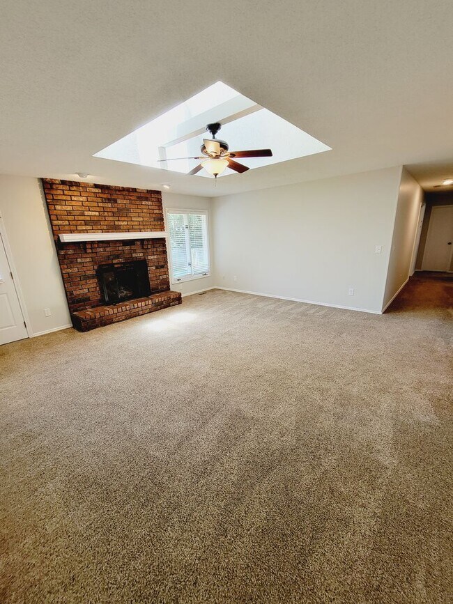 Building Photo - Primrose Market Place Area - Mission Hills Subdivision