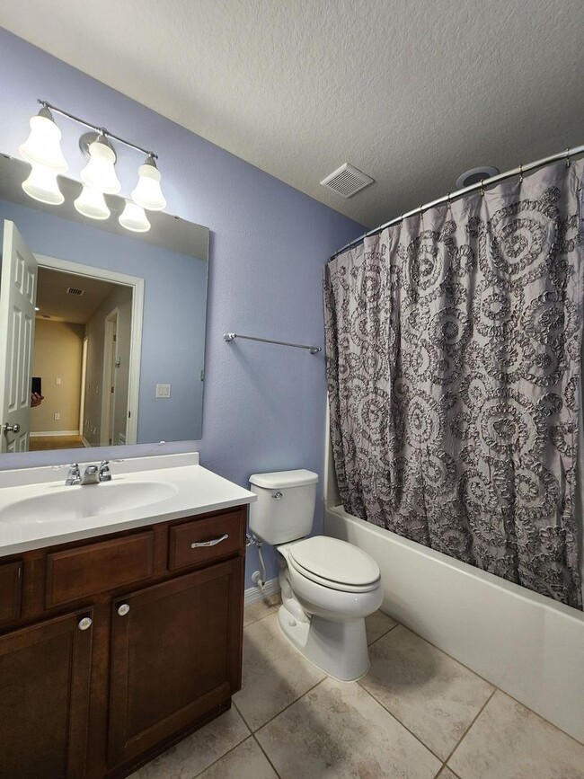 Building Photo - Gorgeous 4-Bedroom, 2.5-Bathroom Home in R...