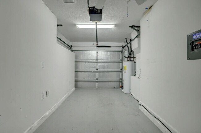 Building Photo - 8028 Plantation Lakes Dr