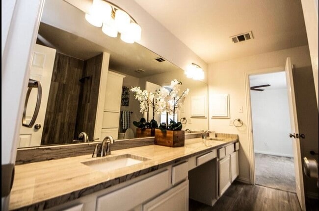 Building Photo - 3103 Hedgerow Dr