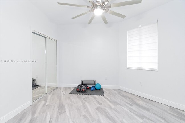 Ample bedroom - 8906 W Flagler St