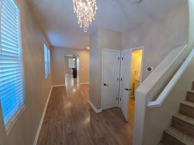 Building Photo - Gorgous 3 Bedroom 2/5 Bath home in HOA