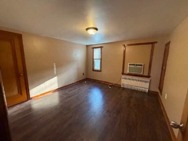 Building Photo - 122 Division St