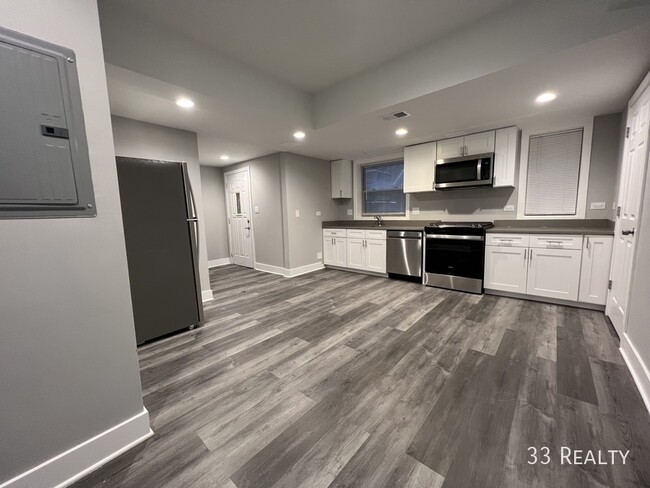 Building Photo - GROUND LEVEL 3 Bed 2.5 Bath / Oak Park / L...