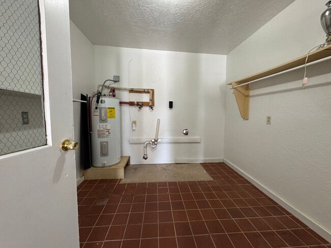 Building Photo - 2105 W Juniper St