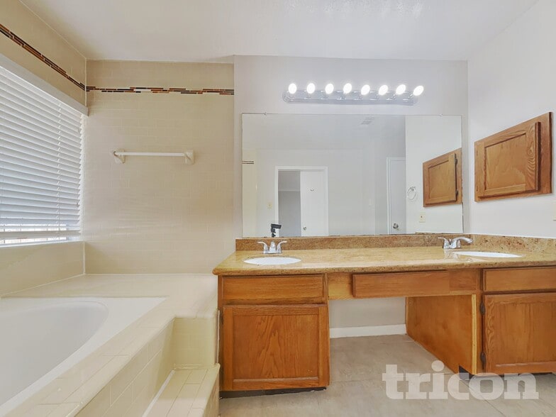 Building Photo - 8559 Spring Green Dr