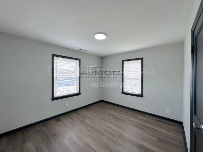 Building Photo - 1034 E Elm St