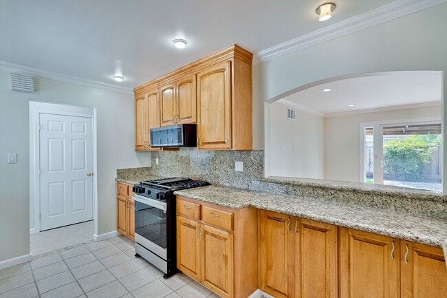 Building Photo - Charming & Refreshed Well-Maintained 4 Bed...