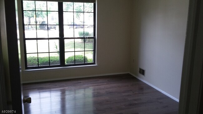 Building Photo - 297 English Pl