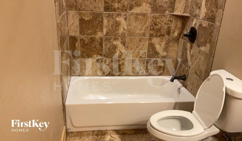 Building Photo - 613 S Avery Dr