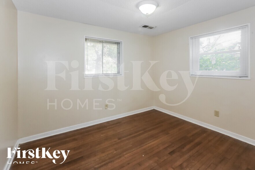 Building Photo - 5233 Edenshire Ave