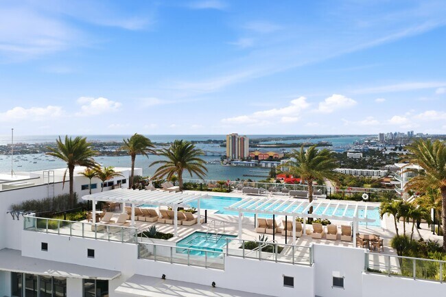 Building Photo - 220 Lake Shore Dr