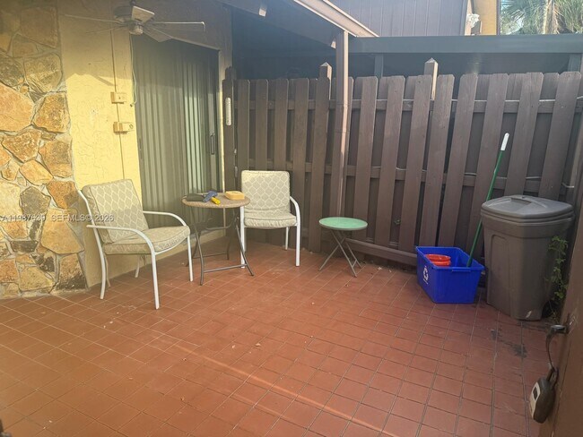 Building Photo - 516 Briarwood Cir