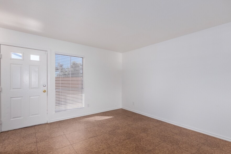 Building Photo - 6036 W Oregon Ave