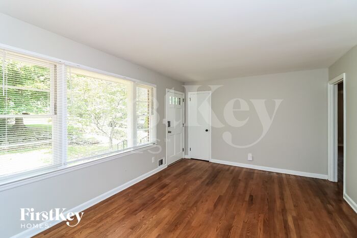 Building Photo - 102 Larose Cir SE