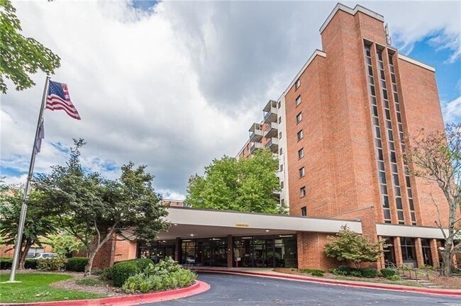 Building Photo - 300 Johnson Ferry Rd