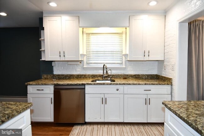 Building Photo - 9325 Long Branch Pkwy