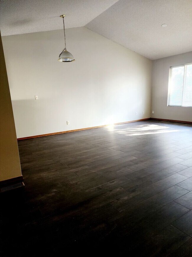 Building Photo - West Side Duplex - $300 off 1st Month !!
