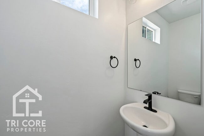 Building Photo - townhome