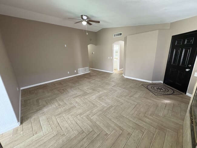 Building Photo - Great eastside location four bedrooms