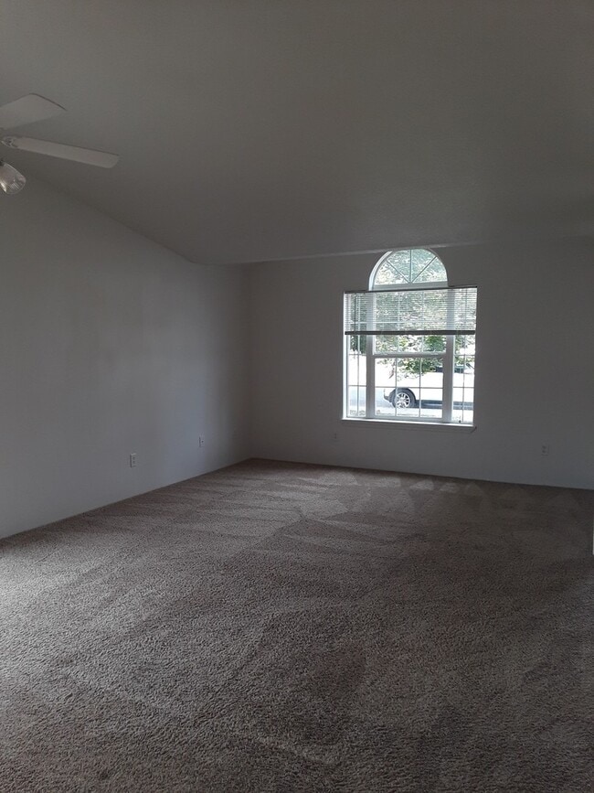 Building Photo - Cute Duplex Prineville