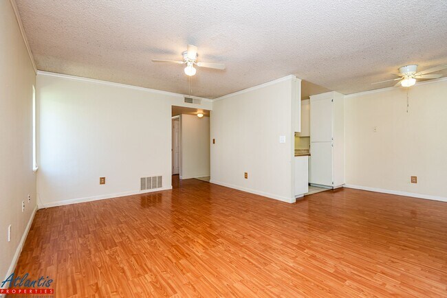 Building Photo - Lovely & Spacious Condo | New Appliances | Private Patio