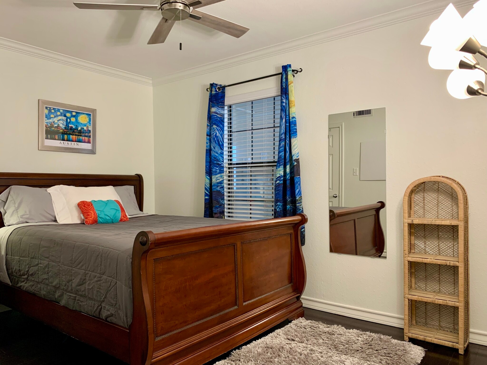 One bedroom x one bathroom condo. Corner unit. Private unit. Short term rental. - 407 E 45th St #116