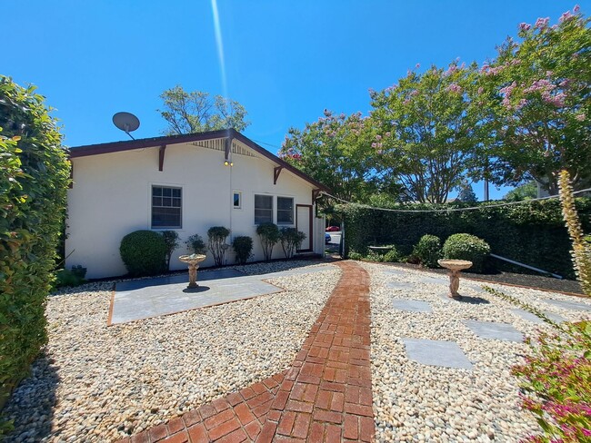 Building Photo - Stunning Home in Downtown Napa