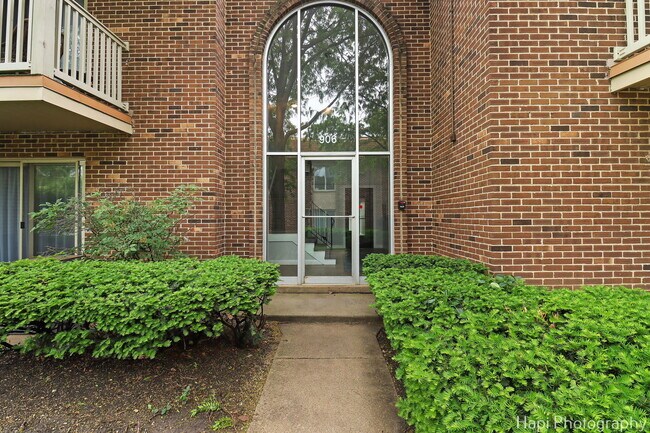 Building Photo - 906 W Alleghany Dr