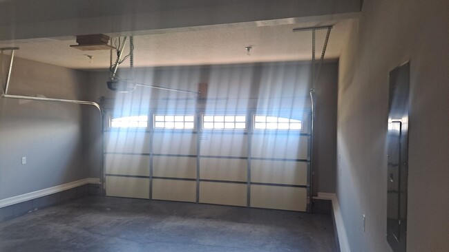 Building Photo - --AVAILABLE NOW! MOVE-IN READY!!!