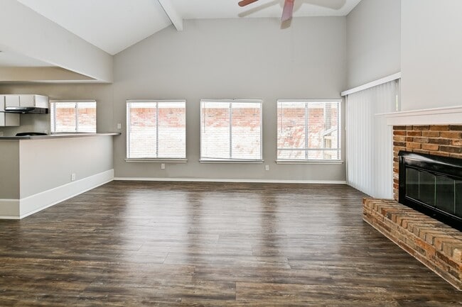 Building Photo - 11811 Meadowchase Dr