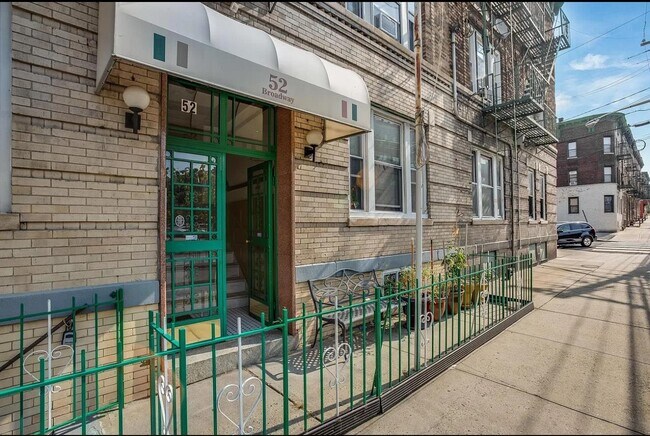 Building Photo - 52 Broadway