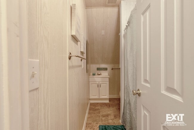 Building Photo - 4 Bedroom, 2 Bath Home Available on Kerr Lake with Private Dock