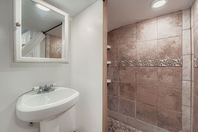 Building Photo - Stylish Home in the Heart of Highland with...