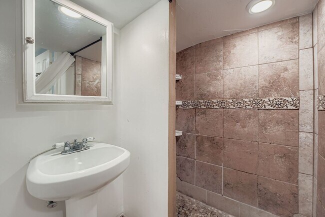 Building Photo - Stylish Home in the Heart of Highland with Detached Garage & Mother-in-Law Suite