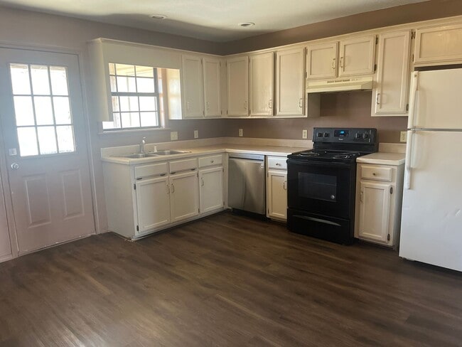 Building Photo - 317 W 16th Ct