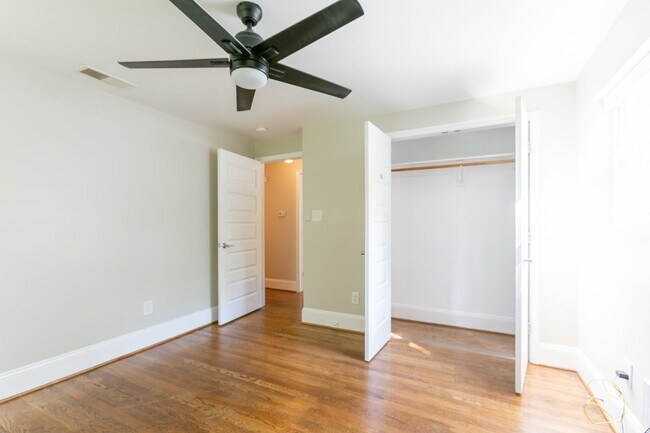 Building Photo - Stunning Carrboro Condo available early June!