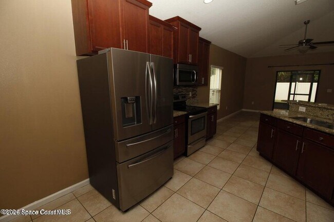 Building Photo - 535 Trymore Dr SE