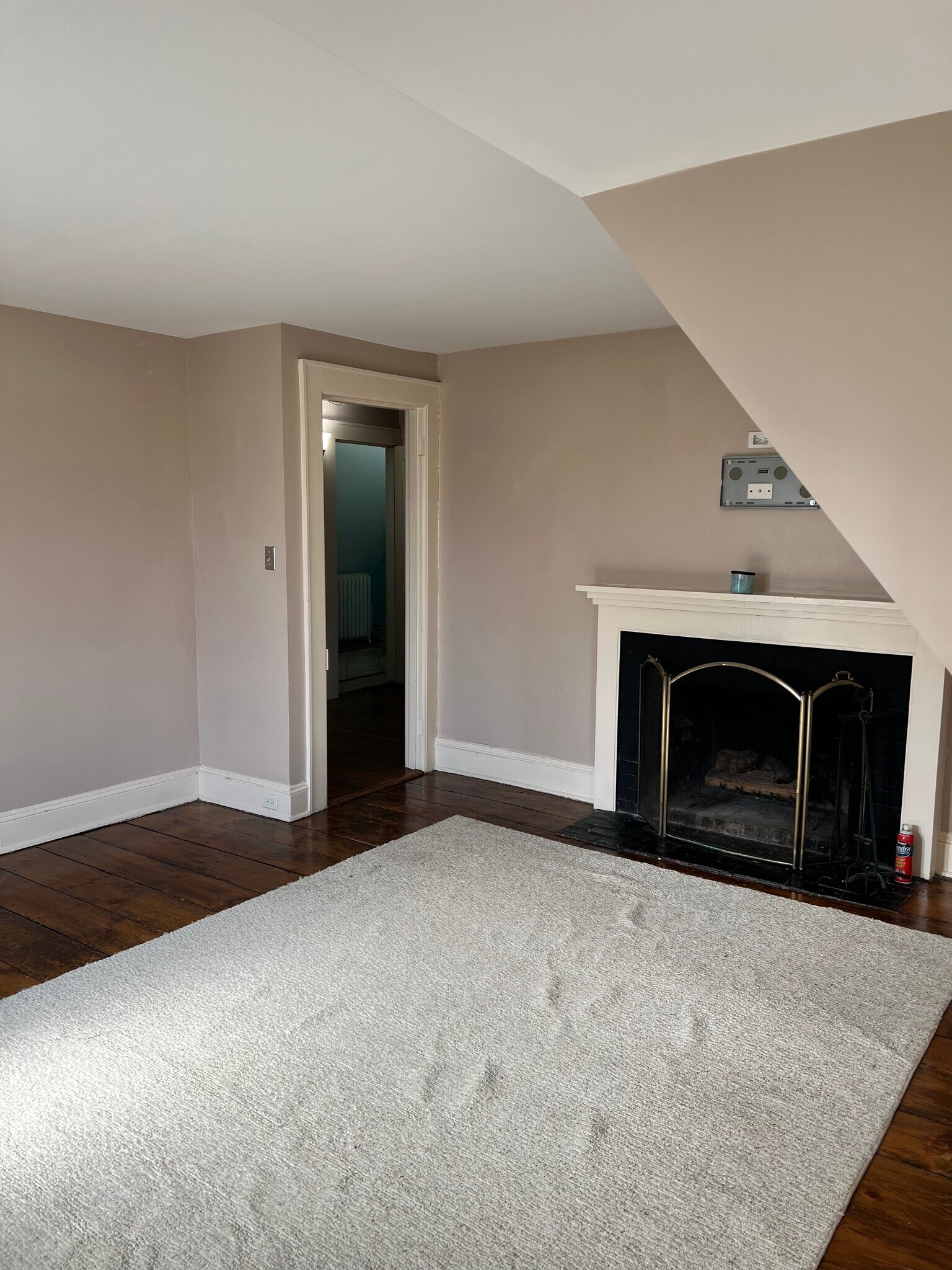 Living room - 136 E 9th St