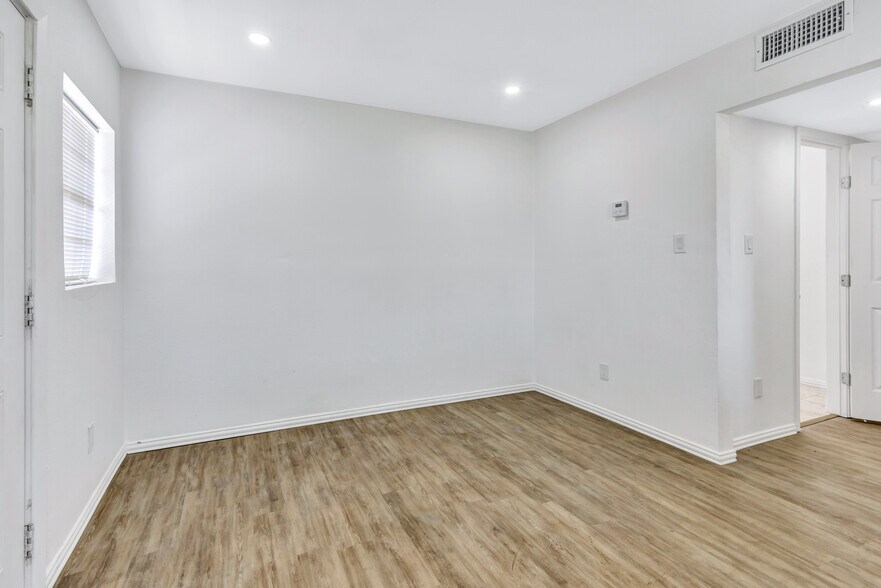 Building Photo - 901 Bessie St