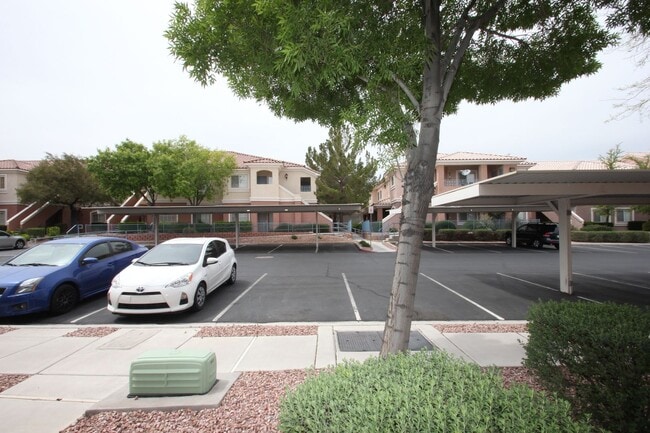 Building Photo - Amazing 2 BD 2 BA Condo in a Gated Community
