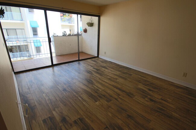 Building Photo - Best Priced 2 Bedroom Condo in the Heart o...