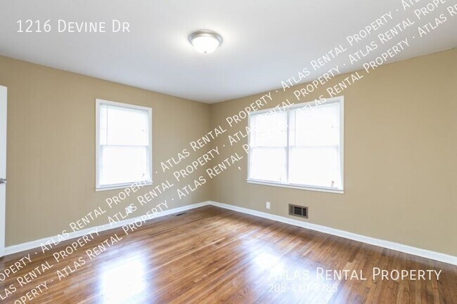 Building Photo - 1216 Devine Dr